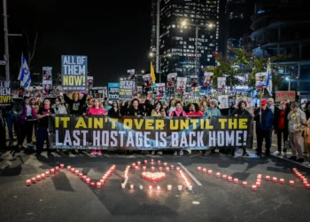 Manifestantes protestan por la liberación de los rehenes retenidos en la Franja de Gaza, frente a la sede militar de Kirya en Tel Aviv, el 18 de febrero de 2025. (Avshalom Sassoni/Flash90)