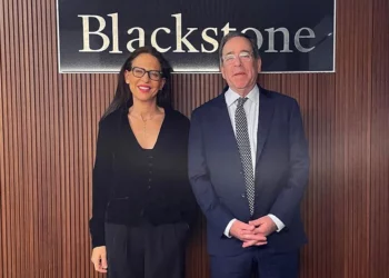 Tom Nides (derecha), vicepresidente de estrategia y relaciones con los clientes de Blackstone, y Yifat Oron, directora ejecutiva sénior de Blackstone, en la oficina de Tel Aviv del gestor de activos alternativos el 3 de febrero de 2025. (Cortesía)