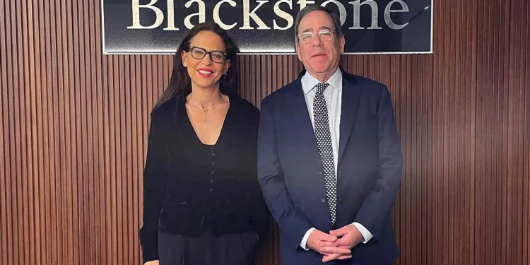 Tom Nides (derecha), vicepresidente de estrategia y relaciones con los clientes de Blackstone, y Yifat Oron, directora ejecutiva sénior de Blackstone, en la oficina de Tel Aviv del gestor de activos alternativos el 3 de febrero de 2025. (Cortesía)