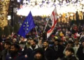 Manifestantes antigubernamentales protestan contra el aplazamiento de las conversaciones de adhesión a la Unión Europea por parte del gobierno georgiano hasta 2028, frente al Parlamento en el centro de Tiflis el 31 de diciembre de 2024. (Giorgi ARJEVANIDZE / AFP)