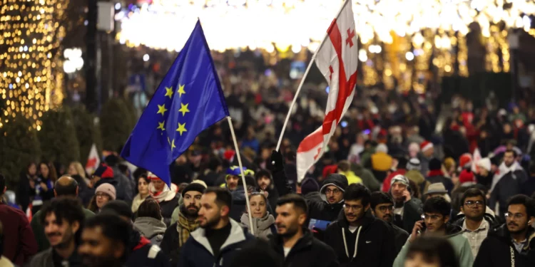 Manifestantes antigubernamentales protestan contra el aplazamiento de las conversaciones de adhesión a la Unión Europea por parte del gobierno georgiano hasta 2028, frente al Parlamento en el centro de Tiflis el 31 de diciembre de 2024. (Giorgi ARJEVANIDZE / AFP)