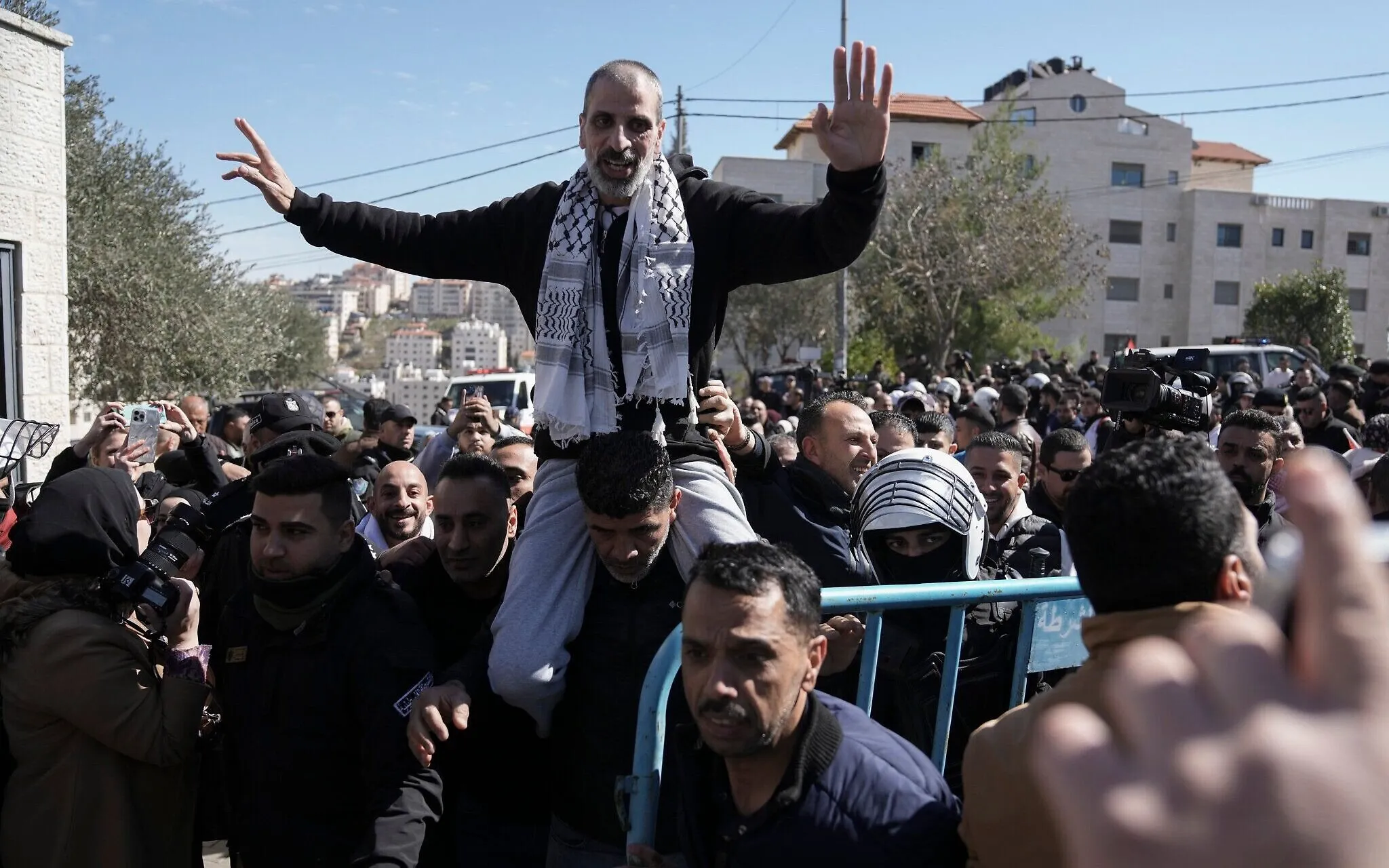 Israel libera a más de 300 terroristas palestinos presos