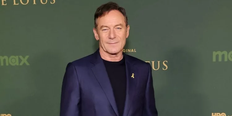 Jason Isaacs luce pin de rehén en estreno de “The White Lotus”