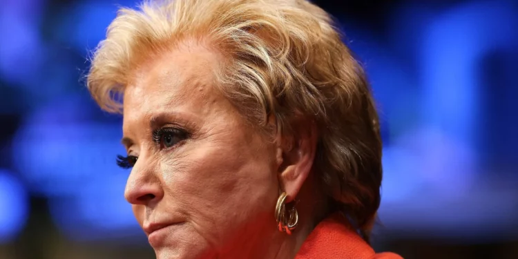 Linda McMahon promete combatir el antisemitismo en universidades