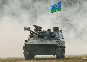 Rusia presenta el cañón autopropulsado Lotus en IDEX 2025