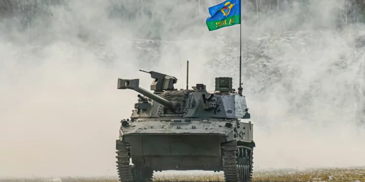 Rusia presenta el cañón autopropulsado Lotus en IDEX 2025