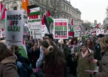 Miles protestan en Londres contra plan de Trump para Gaza