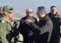 (De derecha a derecha) El jefe del Estado Mayor de las FDI, Herzi Halevi, el ministro de Defensa, Israel Katz, el primer ministro, Benjamin Netanyahu, el jefe del Comando Norte, Ori Gordin, y el jefe del Shin Bet, Ronen Bar, en la cima del Monte Hermón en el lado sirio, el 17 de diciembre de 2024. (Ministerio de Defensa)