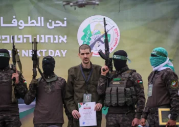 Hombres armados de Hamas flanquean a Or Levy en un escenario antes de entregarlo a un equipo de la Cruz Roja en Deir el-Balah, en el centro de Gaza, el 8 de febrero de 2025 (Foto de Eyad BABA/AFP)