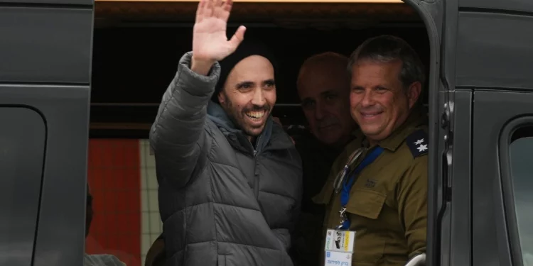 El rehén israelí liberado Tal Shoham saluda desde una camioneta al llegar al Centro Médico Rabin en Petah Tikva, el 22 de febrero de 2025 (Foto AP/Ohad Zwigenberg)