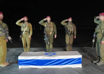 Oficiales de las Fuerzas de Defensa de Israel saludan un ataúd que contiene el cuerpo de la rehén asesinada Shiri Silberman Bibas, a última hora del 21 de febrero de 2025. (Fuerzas de Defensa de Israel)