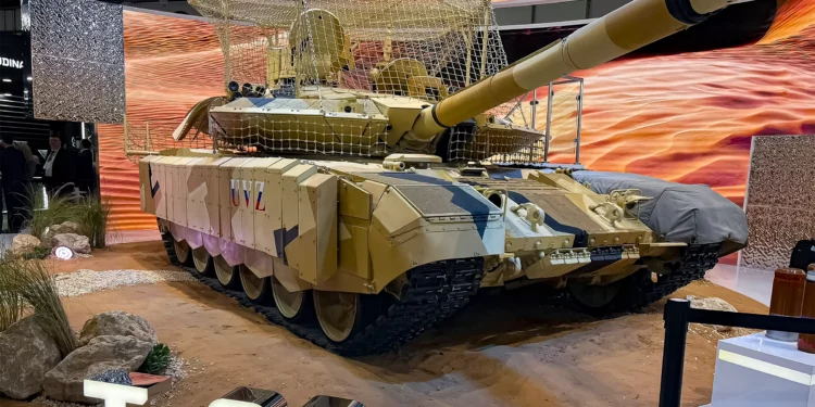 Rusia presenta el tanque T-90MS en la feria IDEX 2025