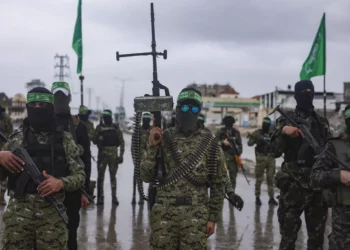 Los combatientes de Hamás están desplegados en Rafah antes de la liberación prevista de dos de los seis rehenes israelíes, que serán entregados a la Cruz Roja, Franja de Gaza, el 22 de febrero de 2025. (AP/Jehad Alshrafi)