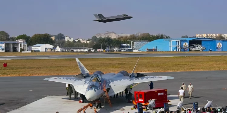 Trump ofrece a India el F-35A mientras Su-57 brilla en Aero India