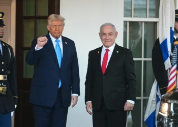 El presidente de Estados Unidos, Donald Trump, a la izquierda, saluda al primer ministro Benjamin Netanyahu a su llegada al pórtico norte de la Casa Blanca en Washington, DC, el 4 de febrero de 2025. (Jim WATSON / AFP)