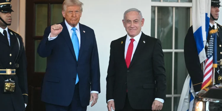 El presidente de Estados Unidos, Donald Trump, a la izquierda, saluda al primer ministro Benjamin Netanyahu a su llegada al pórtico norte de la Casa Blanca en Washington, DC, el 4 de febrero de 2025. (Jim WATSON / AFP)