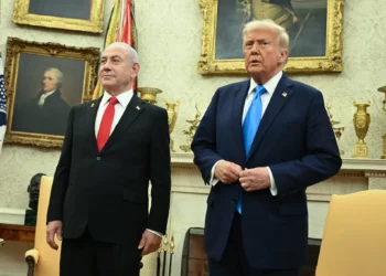 El presidente de Estados Unidos, Donald Trump, a la derecha, se reúne con el primer ministro de Israel, Benjamin Netanyahu, en la Oficina Oval de la Casa Blanca en Washington, DC, el 4 de febrero de 2025. (ANDREW CABALLERO-REYNOLDS/ AFP)