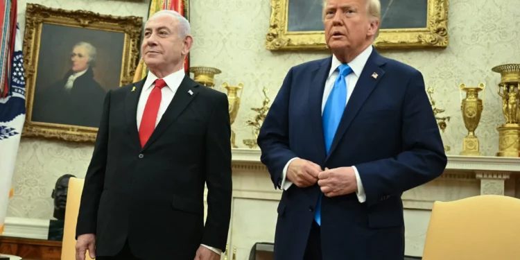 El presidente de Estados Unidos, Donald Trump, a la derecha, se reúne con el primer ministro de Israel, Benjamin Netanyahu, en la Oficina Oval de la Casa Blanca en Washington, DC, el 4 de febrero de 2025. (ANDREW CABALLERO-REYNOLDS/ AFP)