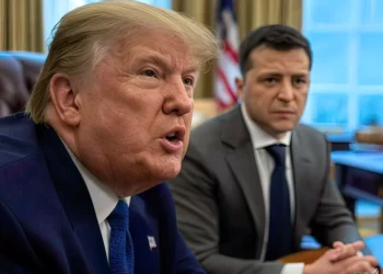 Genera una imagen hiperrealista siguiendo esta descripción detallada Una escena en un salón lujoso, similar al Despacho Oval, donde Donald Trump y Volodymyr Zelensky están frente a frente, capturados en un momento de tensión. Trump, con una expresión de frustración evidente, domina la escena. Su rostro muestra cejas fruncidas, ojos entrecerrados con una mirada intensa y desafiante, y la boca semiabierta, como si estuviera a punto de hablar con firmeza. Su piel tiene texturas realistas poros visibles, arrugas marcadas en la frente y alrededor de los ojos, y un ligero brillo en la frente que sugiere agitación. Su cabello, característico, tiene un tono dorado claro con reflejos naturales, peinado hacia atrás con mechones individuales definidos. Zelensky, en contraste, aparece significativamente más pequeño en la composición, tanto en altura como en presencia física. Su rostro muestra una expresión de preocupación y cautela, con las cejas ligeramente levantadas, los ojos abiertos y una mirada que combina resistencia y ansiedad. Su piel tiene un tono más claro, con detalles de textura fina y sombras sutiles bajo los pómulos. Su cabello, corto y despeinado, tiene un tono castaño oscuro con reflejos naturales bajo la luz ambiental. La diferencia de tamaño entre ambos líderes es exagerada para enfatizar la dinámica de poder Trump parece imponente, con una postura erguida y un traje oscuro que acentúa su figura robusta, mientras que Zelensky, vestido con un traje más sencillo en tonos claros, parece casi frágil en comparación. El entorno es lujoso pero sobrio, con detalles como cortinas pesadas, un escritorio de madera pulida y banderas de EE.UU. y Ucrania en el fondo. La iluminación es cálida pero direccional, proveniente de una lámpara de mesa que proyecta sombras profundas y resalta las expresiones faciales. La paleta de colores combina tonos oscuros (traje de Trump, cortinas) con toques de azul y amarillo (banderas y detalles del entorno), creando un contraste visual que refuerza la tensión. El ambiente debe transmitir una sensación de confrontación y desequilibrio, con un enfoque en los rostros y sus expresiones, que cuentan la historia de frustración y resistencia.