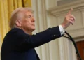 El presidente de Estados Unidos, Donald Trump, habla durante una conferencia de prensa con el primer ministro israelí, Benjamin Netanyahu, en la Sala Este de la Casa Blanca en Washington, DC, el 4 de febrero de 2025. (Andrew Caballero-Reynolds / AFP)