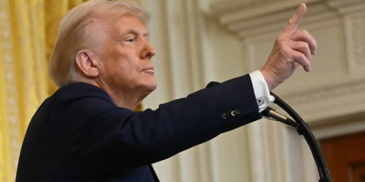 El presidente de Estados Unidos, Donald Trump, habla durante una conferencia de prensa con el primer ministro israelí, Benjamin Netanyahu, en la Sala Este de la Casa Blanca en Washington, DC, el 4 de febrero de 2025. (Andrew Caballero-Reynolds / AFP)