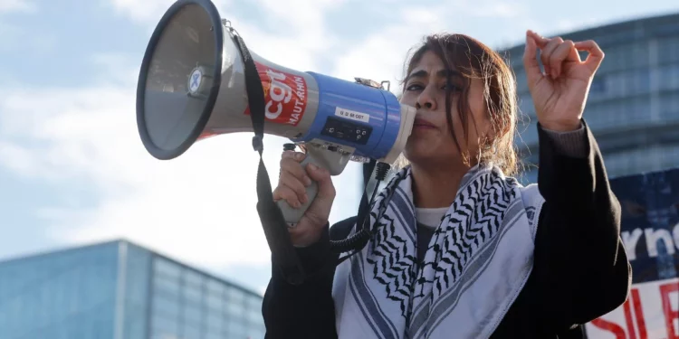 La miembro del Parlamento Europeo Rima Hassan habla durante una manifestación a favor de Palestina frente al Parlamento Europeo en Estrasburgo, Francia, el 27 de noviembre de 2024. (Foto AP/Jean-Francois Badias, Archivo)