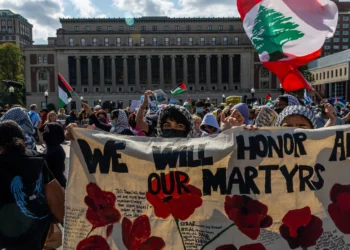 Manifestantes pro palestinos y antiisraelíes se congregan en el campus de la Universidad de Columbia en la ciudad de Nueva York para conmemorar un año desde el ataque del grupo terrorista Hamás al sur de Israel que desencadenó la guerra en curso en Gaza, el 7 de octubre de 2024 (Alex Kent/Getty Images/AFP)