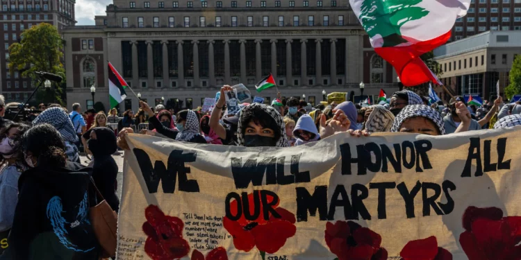 Manifestantes pro palestinos y antiisraelíes se congregan en el campus de la Universidad de Columbia en la ciudad de Nueva York para conmemorar un año desde el ataque del grupo terrorista Hamás al sur de Israel que desencadenó la guerra en curso en Gaza, el 7 de octubre de 2024 (Alex Kent/Getty Images/AFP)