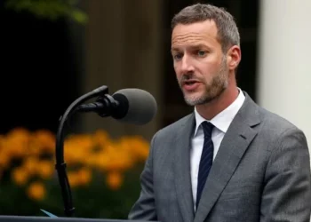 ARCHIVO - Adam Boehler habla en el jardín de rosas de la Casa Blanca, el 14 de abril de 2020, en Washington. (Foto AP/Alex Brandon, Archivo)