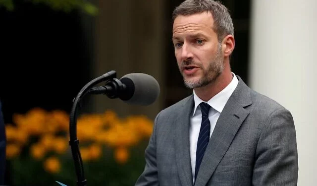 ARCHIVO - Adam Boehler habla en el jardín de rosas de la Casa Blanca, el 14 de abril de 2020, en Washington. (Foto AP/Alex Brandon, Archivo)