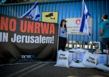 Israelíes protestan contra el Organismo de Obras Públicas y Socorro de las Naciones Unidas para los Refugiados de Palestina (UNRWA) frente a las oficinas de la organización en Jerusalén, el 13 de marzo de 2024. (Arie Leib Abrams/Flash90)