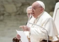 El papa Francisco intercambia saludos navideños con empleados del Vaticano, en el Aula Pablo VI del Vaticano, el 21 de diciembre de 2024. (Foto AP/Andrew Medichini)