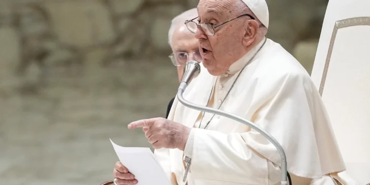 El papa Francisco intercambia saludos navideños con empleados del Vaticano, en el Aula Pablo VI del Vaticano, el 21 de diciembre de 2024. (Foto AP/Andrew Medichini)