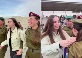 La ex soldado rehén Agam Berger asiste a una ceremonia de las Fuerzas de Defensa de Israel para su hermana Bar, quien completó un curso militar, el 3 de febrero de 2025. (FDI)