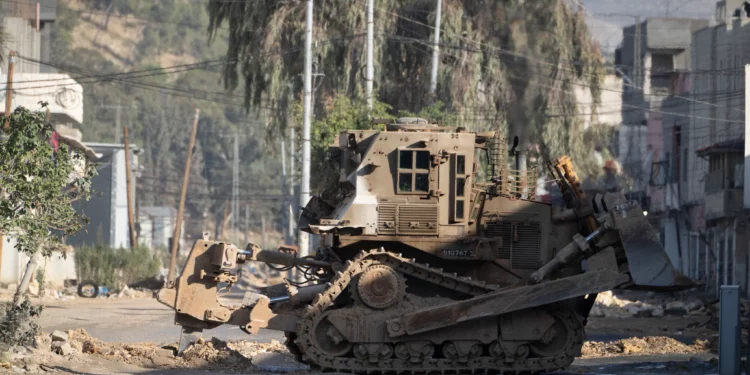 Se observan topadoras militares israelíes durante una redada militar en el campo de refugiados de Nur Shams, cerca de la ciudad de Tulkarem, el martes 24 de diciembre de 2024. (Foto AP/Majdi Mohammed)