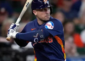 Alex Bregman, de los Astros de Houston, batea durante la quinta entrada de un partido de béisbol contra los Angelinos de Los Ángeles, el 22 de septiembre de 2024, en Houston. (AP/Kevin M. Cox)