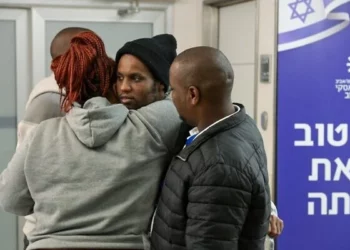 Avera Mengistu (centro) es abrazada por sus familiares en el Hospital Ichilov en Tel Aviv después de ser liberada del cautiverio de Hamas en Gaza, el 22 de febrero de 2025. (Maayan Toaf/GPO)