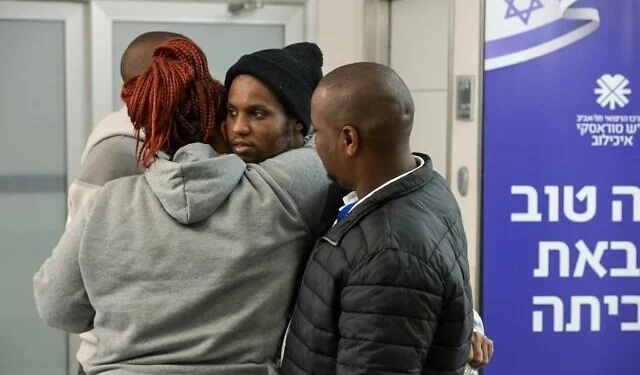 Avera Mengistu (centro) es abrazada por sus familiares en el Hospital Ichilov en Tel Aviv después de ser liberada del cautiverio de Hamas en Gaza, el 22 de febrero de 2025. (Maayan Toaf/GPO)