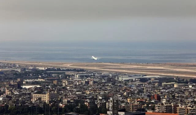 Un avión comercial despega del aeropuerto internacional de Beirut el 9 de octubre de 2024. (AFP)