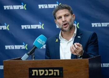 El ministro de Finanzas, Bezalel Smotrich, dirige una reunión de la facción sionista religiosa en la Knéset en Jerusalén, el 3 de febrero de 2025. (Yonatan Sindel/Flash90)