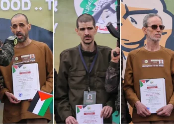 De izquierda a derecha: Eli Sharabi, Or Levy y Ohad Ben Ami en un escenario montado por Hamas en Deir el-Balah, en el centro de Gaza, antes de que el grupo terrorista los entregara a la Cruz Roja, el 8 de febrero de 2025 (Eyad Baba / AFP)