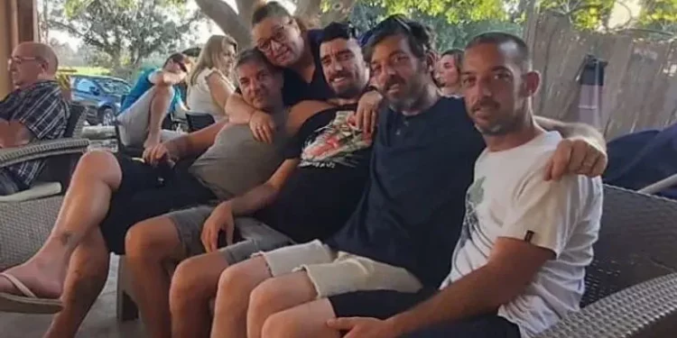 Sharon Alony Cunio, rehén liberada y cuyo marido David Cunio sigue detenido en Gaza, habla en una manifestación en la Plaza de los Rehenes de Tel Aviv, el 8 de febrero de 2025. (Avshalom Sassoni/Flash90)