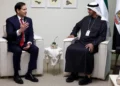 El secretario de Estado de Estados Unidos, Marco Rubio, habla con el presidente de los Emiratos Árabes Unidos, el jeque Mohamed bin Zayed Al Nahyan, durante su reunión en el ADNEC Centre Abu Dhabi, en Abu Dhabi, el 19 de febrero de 2025. (Evelyn Hockstein / POOL / AFP)