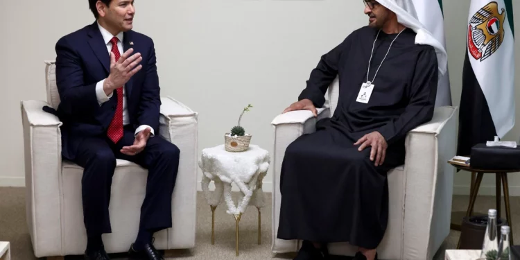 El secretario de Estado de Estados Unidos, Marco Rubio, habla con el presidente de los Emiratos Árabes Unidos, el jeque Mohamed bin Zayed Al Nahyan, durante su reunión en el ADNEC Centre Abu Dhabi, en Abu Dhabi, el 19 de febrero de 2025. (Evelyn Hockstein / POOL / AFP)