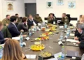 El general de brigada Hisham Ibrahim, jefe de la Administración Civil, se reúne con representantes de varios países y organizaciones extranjeras que operan en Cisjordania el 17 de febrero de 2025. (Administración Civil)