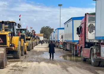 Bulldozers y camiones que transportan caravanas esperan para ingresar a Gaza en el cruce fronterizo de Rafah, entre Egipto y la Franja de Gaza, el jueves 13 de febrero de 2025. (Foto AP/Mohamed Arafat)