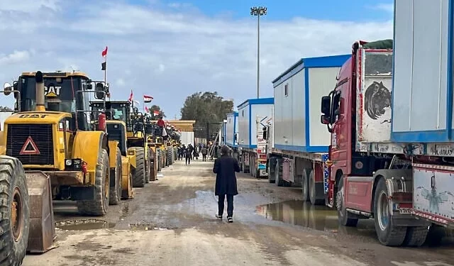 Bulldozers y camiones que transportan caravanas esperan para ingresar a Gaza en el cruce fronterizo de Rafah, entre Egipto y la Franja de Gaza, el jueves 13 de febrero de 2025. (Foto AP/Mohamed Arafat)