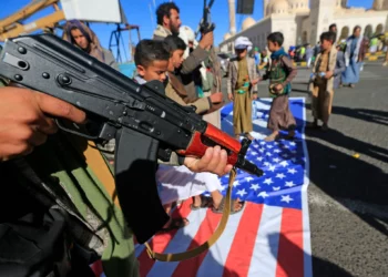 Un manifestante sostiene un rifle durante una manifestación para denunciar a Israel y en solidaridad con los palestinos en la capital controlada por los hutíes, Saná, el 17 de enero de 2025. (Mohammed HUWAIS / AFP)