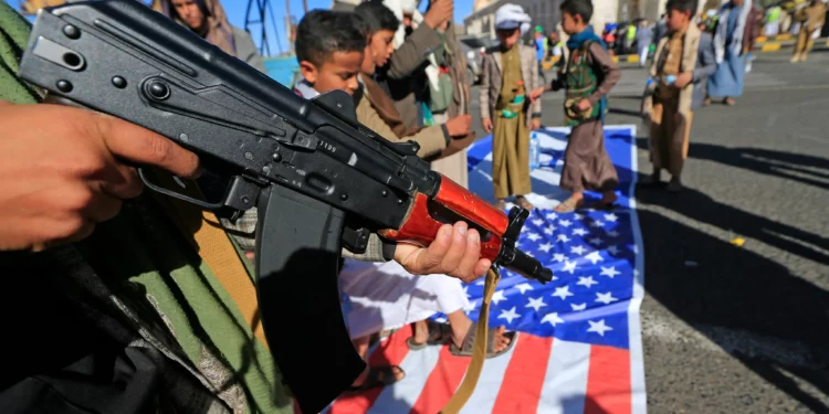 Un manifestante sostiene un rifle durante una manifestación para denunciar a Israel y en solidaridad con los palestinos en la capital controlada por los hutíes, Saná, el 17 de enero de 2025. (Mohammed HUWAIS / AFP)