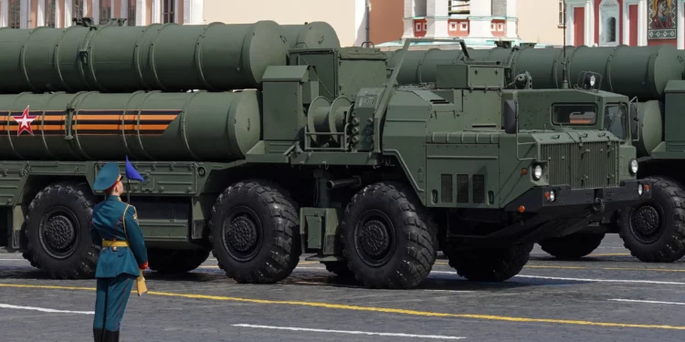 Imagen ilustrativa: los sistemas de misiles rusos S-300 funcionan durante un ensayo general para el desfile militar del Día de la Victoria en el centro de Moscú el 5 de mayo de 2024. Rusia celebrará el 79 aniversario de la victoria de 1945 sobre la Alemania nazi el 9 de mayo. (Alexander Avilov / Agencia de Noticias Moskva / AFP)